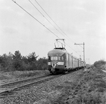 128411 Afbeelding van een electrisch treinstel mat. 1936 van de N.S. tussen Den Dolder en Soest.